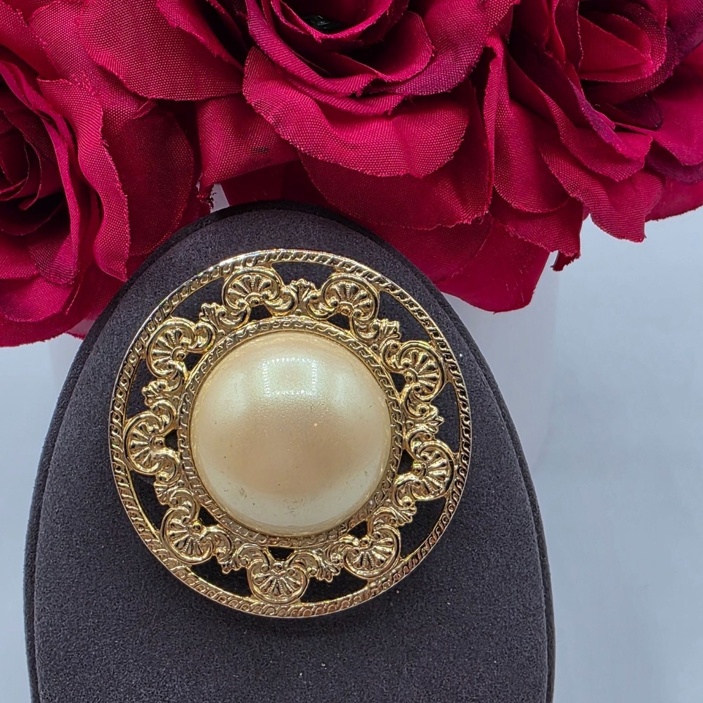 Vintage Gold Tone Brooch Faux Pearl Ornate Round Pin Pendant Costume Jewelry